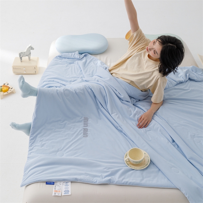 91家纺网 家纺一手货源 找家纺 丝幔家纺 2025新款A类提花绣花凉感夏被 被子被芯 海洋蓝