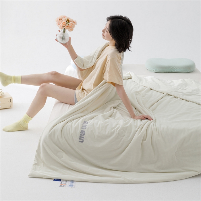 91家纺网 家纺一手货源 找家纺 丝幔家纺 2025新款A类提花绣花凉感夏被 被子被芯 奶油白