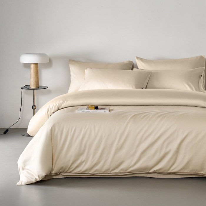 91家纺网 家纺一手货源 找家纺 秀色家纺 2025新款轻奢60支贡缎高支贡缎长绒棉全棉四件套简约纯色床上被套床单床笠式 米朵-奶昔白