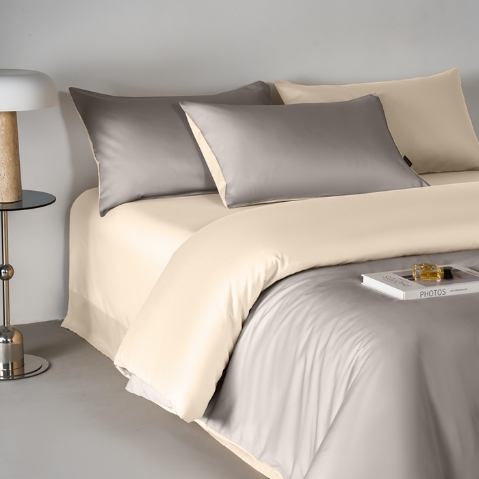 91家纺网 家纺一手货源 找家纺 秀色家纺 2025新款轻奢60支贡缎高支贡缎长绒棉全棉四件套简约纯色床上被套床单床笠式 米朵-烟墨灰+奶昔白