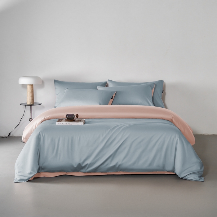 91家纺网 家纺一手货源 找家纺 秀色家纺 2025新款轻奢60支贡缎高支贡缎长绒棉全棉四件套简约纯色床上被套床单床笠式 米朵-蓝莓粉
