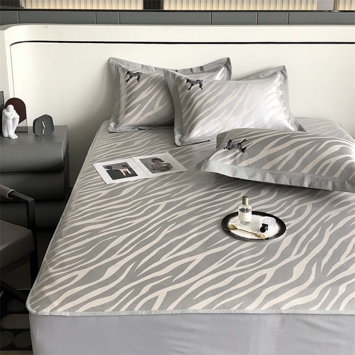 91家纺网 家纺一手货源 找家纺 三味舒屋 2025新款凉感马德里冰丝提花刺绣凉席 马德里米床笠