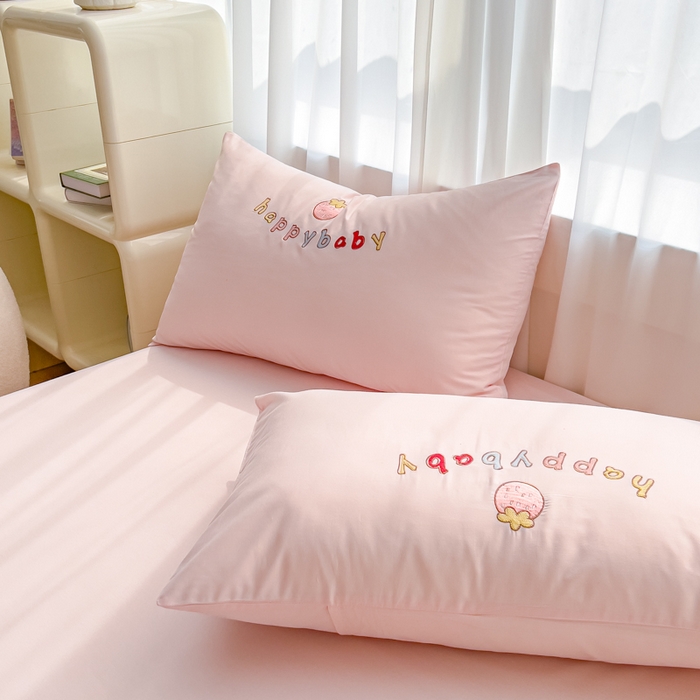 91家纺网 家纺一手货源 找家纺 亲亲公主 2025新款全棉可爱刺绣四件套 草莓熊