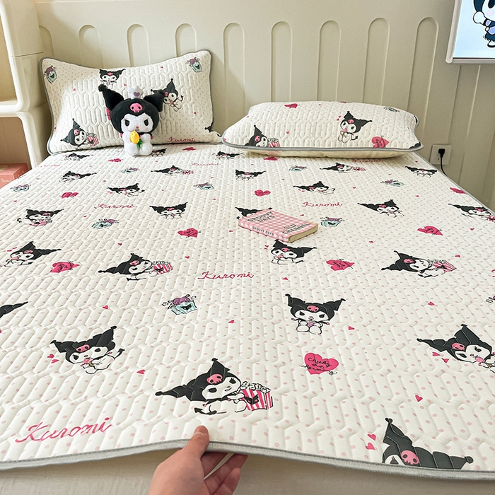 91家纺网 家纺一手货源 找家纺 金爱家 2024新款A类三丽鸥高品质可组合凉感丝乳胶席牛奶丝针织棉软糯夏被四件套 乳胶席-奶油甜筒库洛米