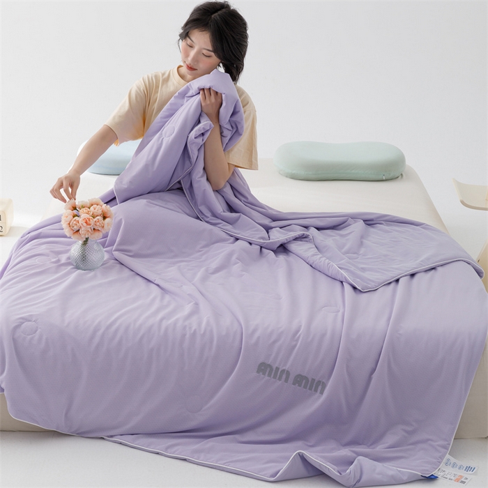 91家纺网 家纺一手货源 找家纺 丝幔家纺 2025新款A类提花绣花凉感夏被 被子被芯 魅紫