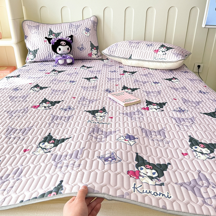 91家纺网 家纺一手货源 找家纺 金爱家 2024新款A类三丽鸥高品质可组合凉感丝乳胶席牛奶丝针织棉软糯夏被四件套 乳胶席-紫色梦幻库洛米