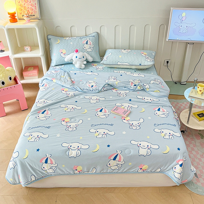 91家纺网 家纺一手货源 找家纺 金爱家 2024新款A类三丽鸥高品质可组合凉感丝乳胶席牛奶丝针织棉软糯夏被四件套 乳胶席-月亮玉桂狗