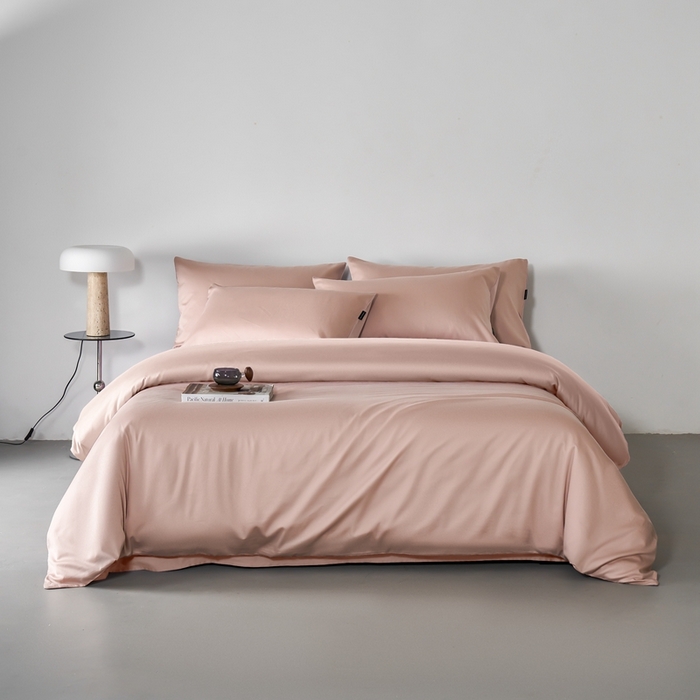 91家纺网 家纺一手货源 找家纺 秀色家纺 2025新款轻奢60支贡缎高支贡缎长绒棉全棉四件套简约纯色床上被套床单床笠式 米朵-茱萸粉