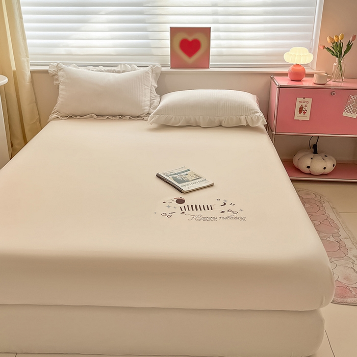 91家纺网 家纺一手货源 找家纺 2024新款A类全棉水洗棉绣花单床笠 腊肠狗-月光白