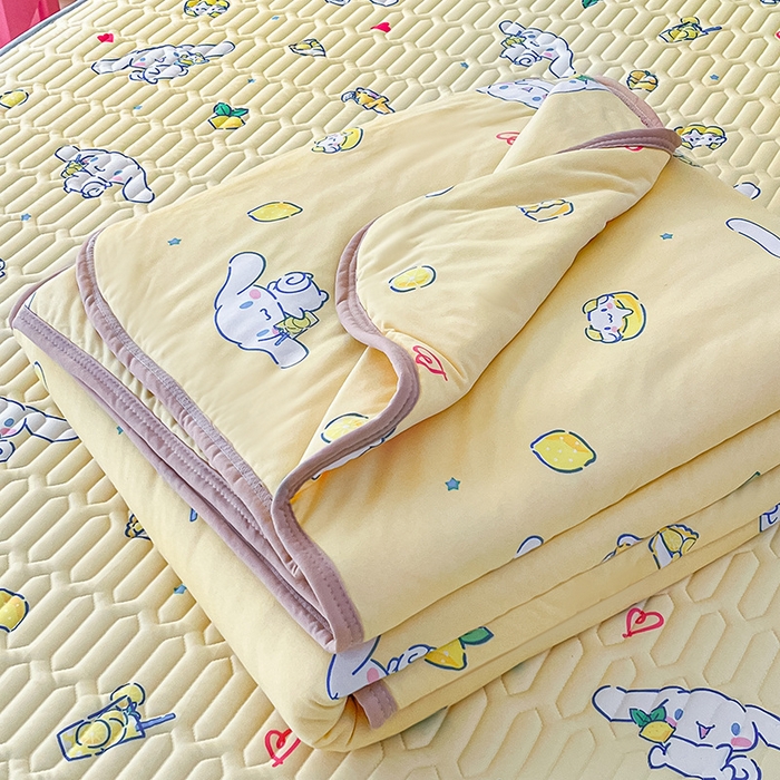 91家纺网 家纺一手货源 找家纺 金爱家 2024新款A类三丽鸥高品质可组合凉感丝乳胶席牛奶丝针织棉软糯夏被四件套 乳胶席-柠檬玉桂狗