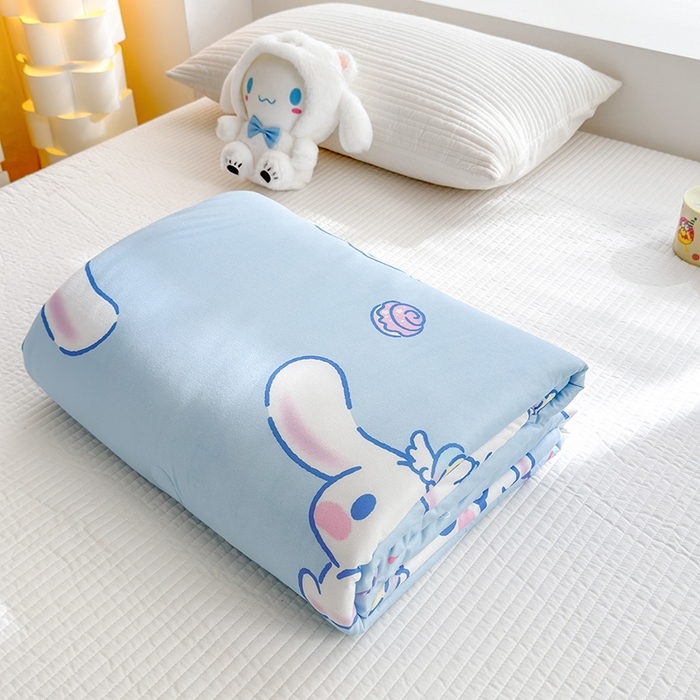 91家纺网 家纺一手货源 找家纺 博雅 2024新款三丽鸥正版系列A类牛奶丝软糯针织棉大豆纤维夏被 针织棉（带防伪标）旅行玉桂狗