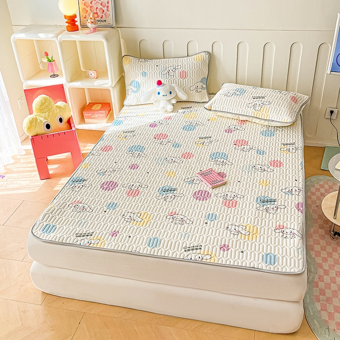 91家纺网 家纺一手货源 找家纺 金爱家 2024新款A类三丽鸥高品质可组合凉感丝乳胶席牛奶丝针织棉软糯夏被四件套 乳胶席-泡泡玉桂狗