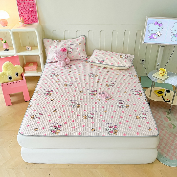 91家纺网 家纺一手货源 找家纺 金爱家 2024新款A类三丽鸥高品质可组合凉感丝乳胶席牛奶丝针织棉软糯夏被四件套 乳胶席-草莓kitty