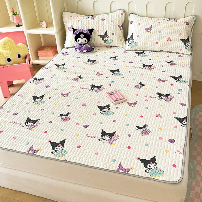 91家纺网 家纺一手货源 找家纺 金爱家 2024新款A类三丽鸥高品质可组合凉感丝乳胶席牛奶丝针织棉软糯夏被四件套 乳胶席-彩糖库洛米