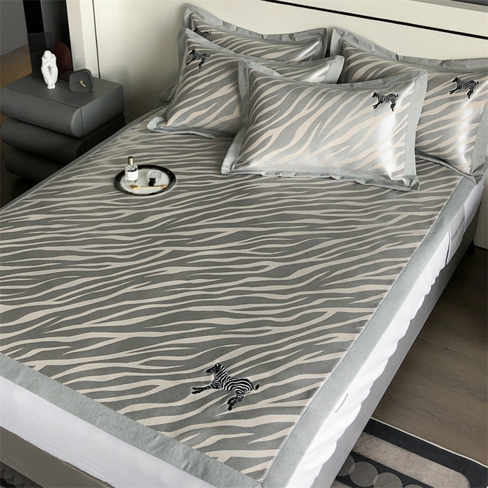 91家纺网 家纺一手货源 找家纺 三味舒屋 2025新款凉感马德里冰丝提花刺绣凉席 马德里米床席