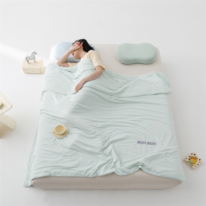 91家纺网 家纺一手货源 找家纺 丝幔家纺 2025新款A类提花绣花凉感夏被 被子被芯 淡雅绿