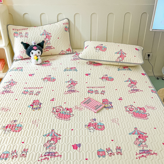 91家纺网 家纺一手货源 找家纺 金爱家 2024新款A类三丽鸥高品质可组合凉感丝乳胶席牛奶丝针织棉软糯夏被四件套 乳胶席-游乐园美乐蒂