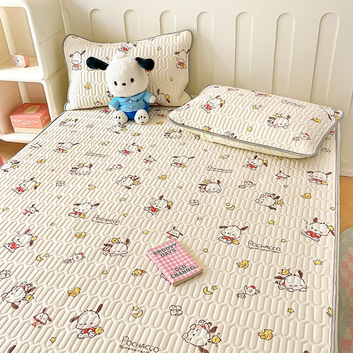 91家纺网 家纺一手货源 找家纺 金爱家 2024新款A类三丽鸥高品质可组合凉感丝乳胶席牛奶丝针织棉软糯夏被四件套 乳胶席-小鸡帕恰狗