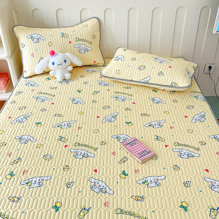 91家纺网 家纺一手货源 找家纺 金爱家 2024新款A类三丽鸥高品质可组合凉感丝乳胶席牛奶丝针织棉软糯夏被四件套 乳胶席-柠檬玉桂狗