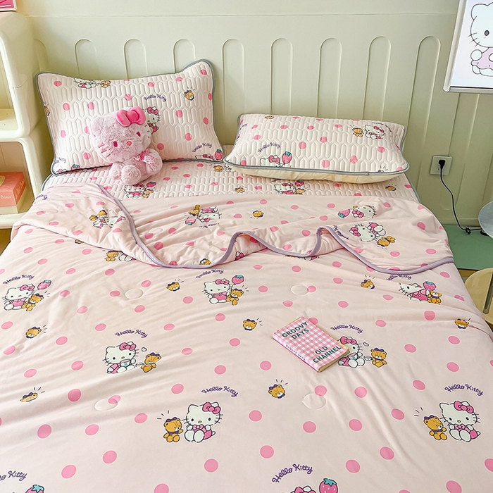 91家纺网 家纺一手货源 找家纺 金爱家 2024新款A类三丽鸥高品质可组合凉感丝乳胶席牛奶丝针织棉软糯夏被四件套 乳胶席-草莓kitty