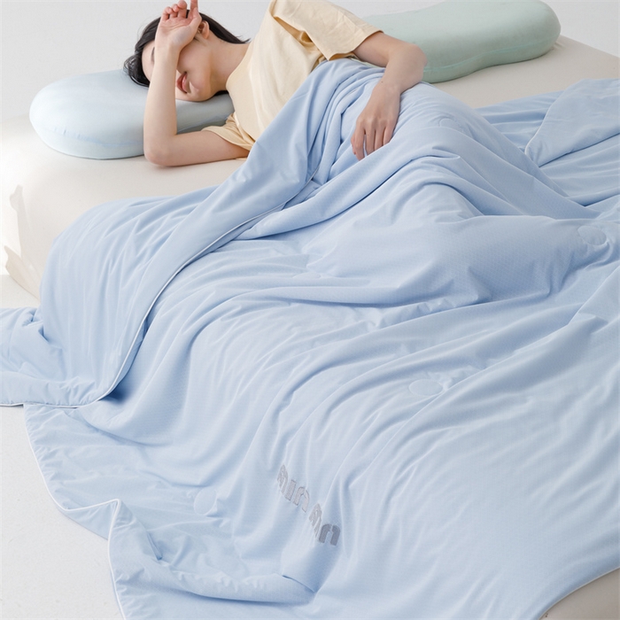 91家纺网 家纺一手货源 找家纺 丝幔家纺 2025新款A类提花绣花凉感夏被 被子被芯 海洋蓝