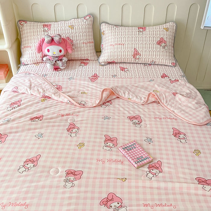 91家纺网 家纺一手货源 找家纺 金爱家 2024新款A类三丽鸥高品质可组合凉感丝乳胶席牛奶丝针织棉软糯夏被四件套 乳胶席-粉格美乐蒂