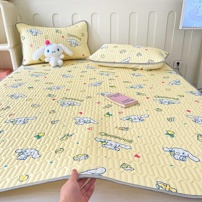 91家纺网 家纺一手货源 找家纺 金爱家 2024新款A类三丽鸥高品质可组合凉感丝乳胶席牛奶丝针织棉软糯夏被四件套 乳胶席-柠檬玉桂狗