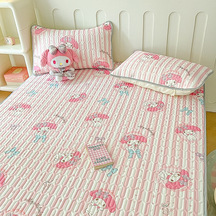 91家纺网 家纺一手货源 找家纺 金爱家 2024新款A类三丽鸥高品质可组合凉感丝乳胶席牛奶丝针织棉软糯夏被四件套 乳胶席-粉粉美乐蒂