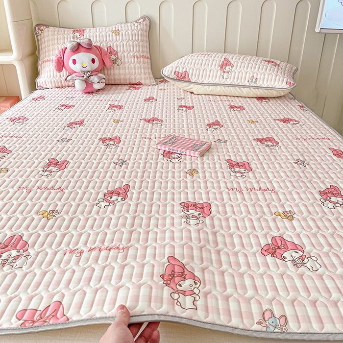 91家纺网 家纺一手货源 找家纺 金爱家 2024新款A类三丽鸥高品质可组合凉感丝乳胶席牛奶丝针织棉软糯夏被四件套 乳胶席-粉格美乐蒂