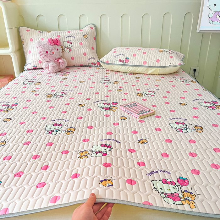 91家纺网 家纺一手货源 找家纺 金爱家 2024新款A类三丽鸥高品质可组合凉感丝乳胶席牛奶丝针织棉软糯夏被四件套 乳胶席-草莓kitty