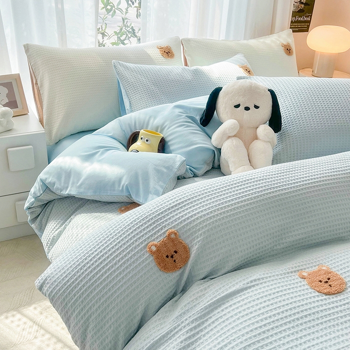 91家纺网 家纺一手货源 找家纺 慕尚 2025新款全棉华夫格毛巾绣四件套 华夫格小熊仔蓝