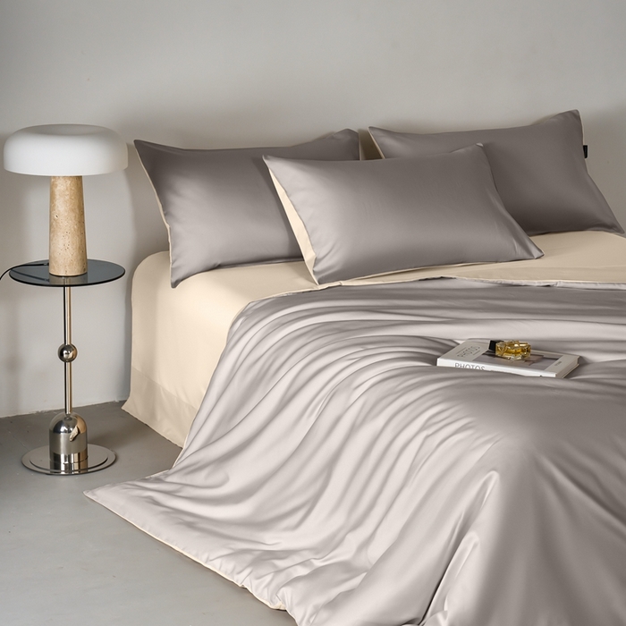 91家纺网 家纺一手货源 找家纺 秀色家纺 2025新款轻奢60支贡缎高支贡缎长绒棉全棉四件套简约纯色床上被套床单床笠式 米朵-烟墨灰+奶昔白