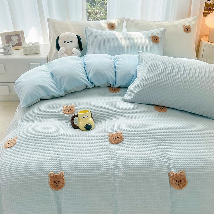 91家纺网 家纺一手货源 找家纺 慕尚 2025新款全棉华夫格毛巾绣四件套 华夫格小熊仔蓝