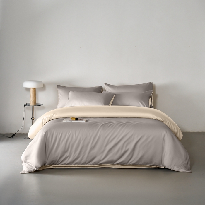91家纺网 家纺一手货源 找家纺 秀色家纺 2025新款轻奢60支贡缎高支贡缎长绒棉全棉四件套简约纯色床上被套床单床笠式 米朵-烟墨灰+奶昔白