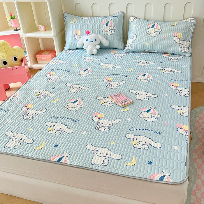 91家纺网 家纺一手货源 找家纺 金爱家 2024新款A类三丽鸥高品质可组合凉感丝乳胶席牛奶丝针织棉软糯夏被四件套 乳胶席-月亮玉桂狗