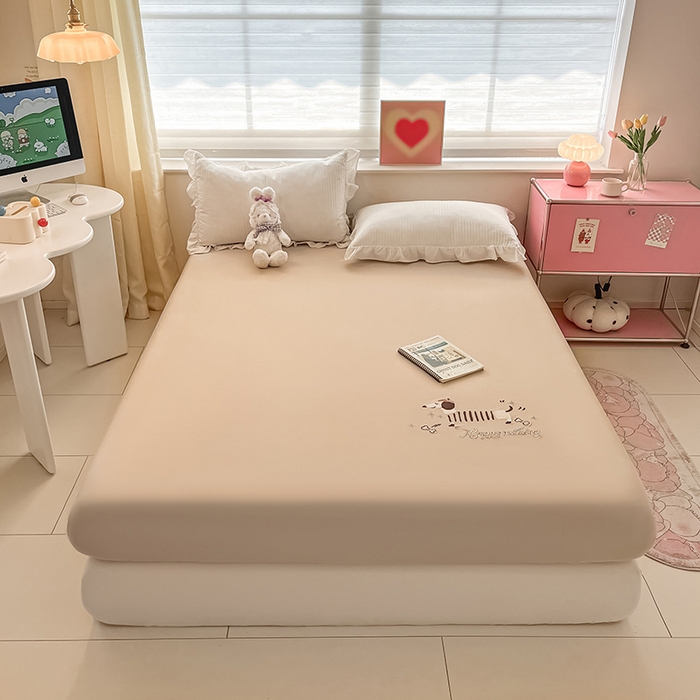 91家纺网 家纺一手货源 找家纺 2024新款A类全棉水洗棉绣花单床笠 腊肠狗-奶驼