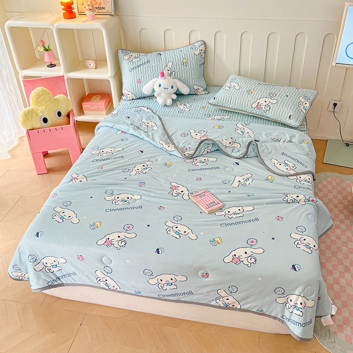 91家纺网 家纺一手货源 找家纺 金爱家 2024新款A类三丽鸥高品质可组合凉感丝乳胶席牛奶丝针织棉软糯夏被四件套 乳胶席-牛奶甜点玉桂狗