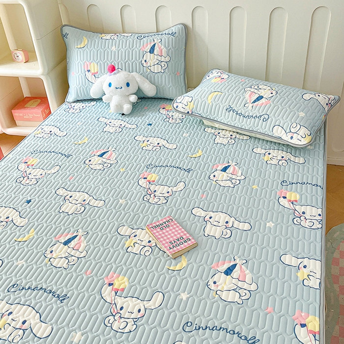 91家纺网 家纺一手货源 找家纺 金爱家 2024新款A类三丽鸥高品质可组合凉感丝乳胶席牛奶丝针织棉软糯夏被四件套 乳胶席-月亮玉桂狗