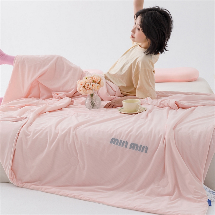 91家纺网 家纺一手货源 找家纺 丝幔家纺 2025新款A类提花绣花凉感夏被 被子被芯 樱花粉