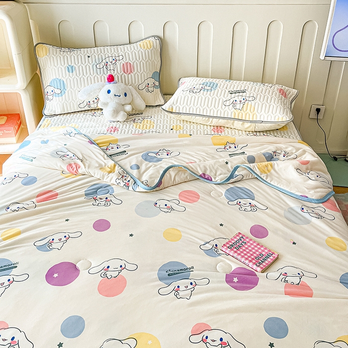 91家纺网 家纺一手货源 找家纺 金爱家 2024新款A类三丽鸥高品质可组合凉感丝乳胶席牛奶丝针织棉软糯夏被四件套 乳胶席-泡泡玉桂狗