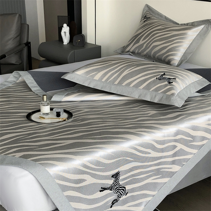 91家纺网 家纺一手货源 找家纺 三味舒屋 2025新款凉感马德里冰丝提花刺绣凉席 马德里米床席