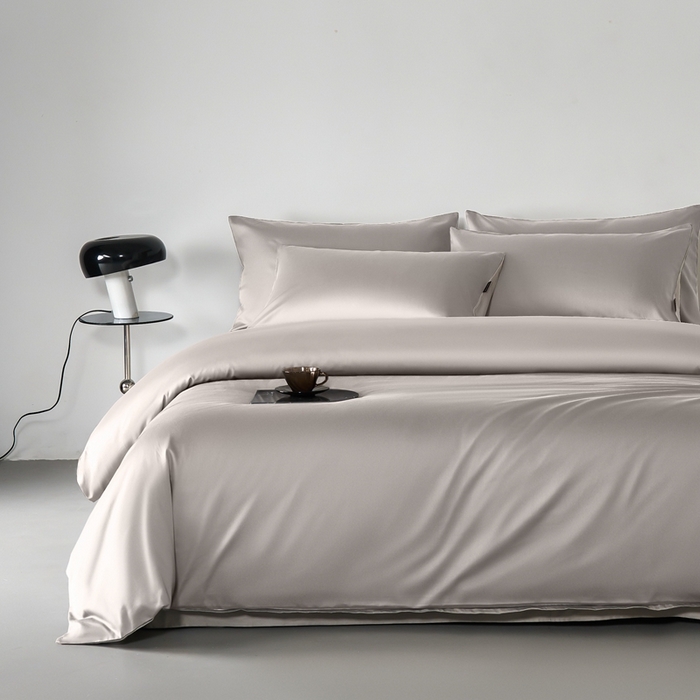 91家纺网 家纺一手货源 找家纺 秀色家纺 2025新款轻奢60支贡缎高支贡缎长绒棉全棉四件套简约纯色床上被套床单床笠式 米朵-烟墨灰