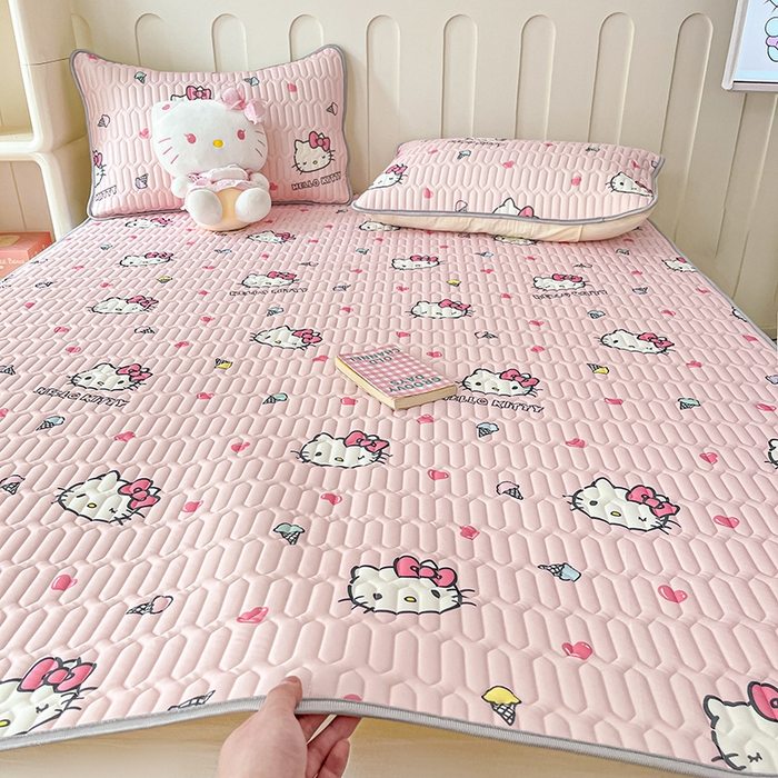 91家纺网 家纺一手货源 找家纺 金爱家 2024新款A类三丽鸥高品质可组合凉感丝乳胶席牛奶丝针织棉软糯夏被四件套 乳胶席-粉粉甜筒kitty