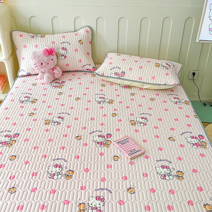 91家纺网 家纺一手货源 找家纺 金爱家 2024新款A类三丽鸥高品质可组合凉感丝乳胶席牛奶丝针织棉软糯夏被四件套 乳胶席-草莓kitty