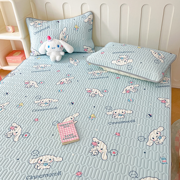 91家纺网 家纺一手货源 找家纺 金爱家 2024新款A类三丽鸥高品质可组合凉感丝乳胶席牛奶丝针织棉软糯夏被四件套 乳胶席-牛奶甜点玉桂狗