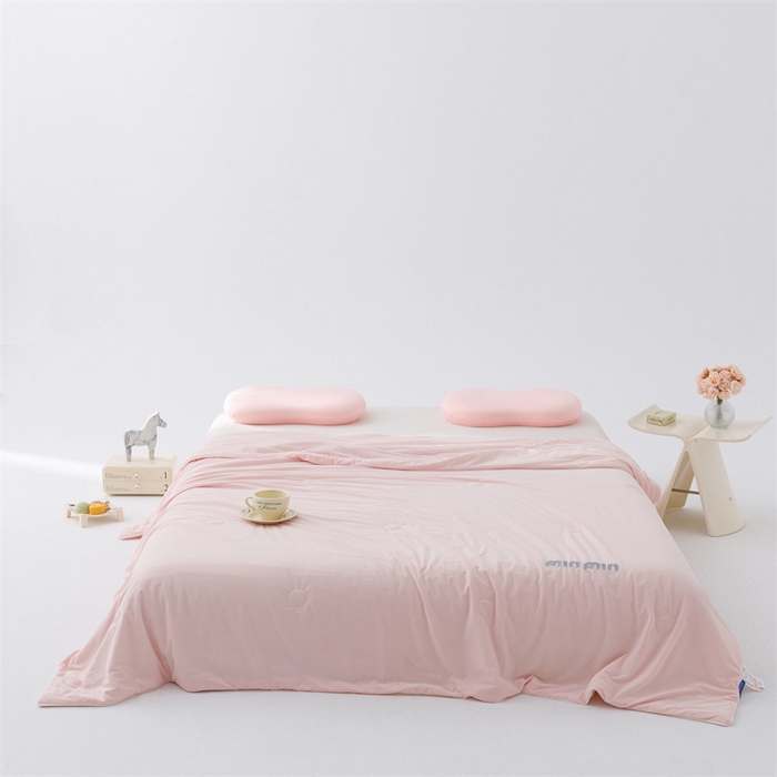 91家纺网 家纺一手货源 找家纺 丝幔家纺 2025新款A类提花绣花凉感夏被 被子被芯 樱花粉