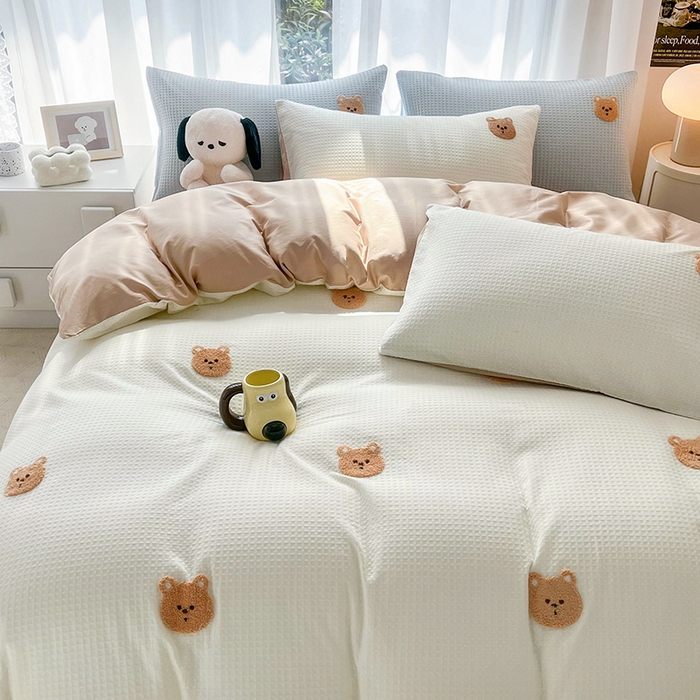 91家纺网 家纺一手货源 找家纺 慕尚 2025新款全棉华夫格毛巾绣四件套 华夫格小熊仔白咖