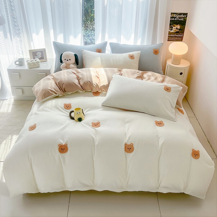 91家纺网 家纺一手货源 找家纺 慕尚 2025新款全棉华夫格毛巾绣四件套 华夫格小熊仔白咖