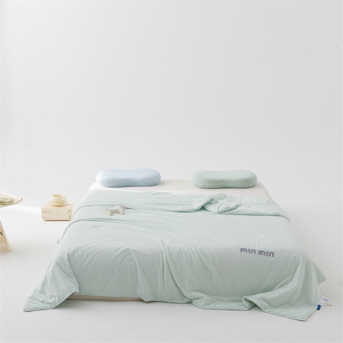 91家纺网 家纺一手货源 找家纺 丝幔家纺 2025新款A类提花绣花凉感夏被 被子被芯 淡雅绿