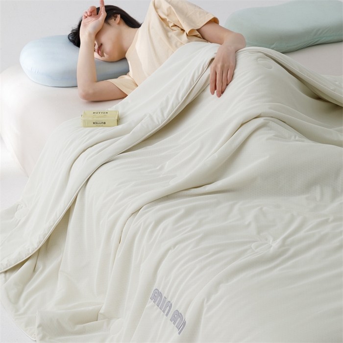 91家纺网 家纺一手货源 找家纺 丝幔家纺 2025新款A类提花绣花凉感夏被 被子被芯 奶油白